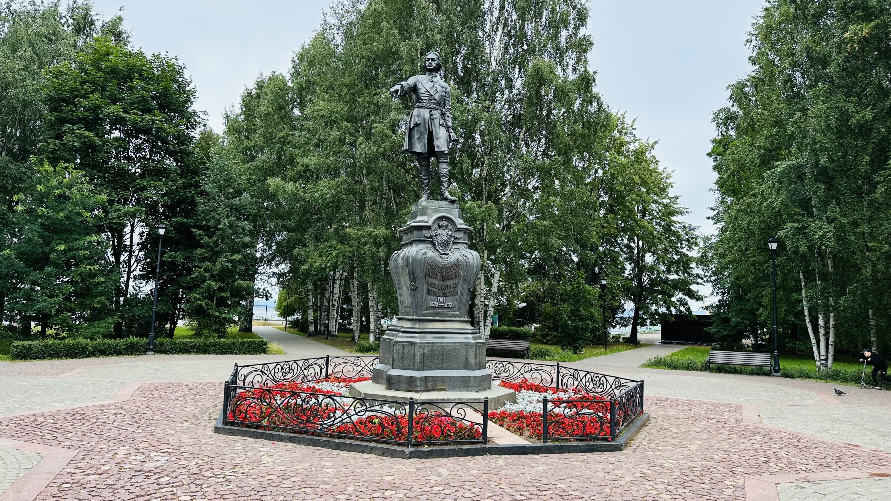 Памятник Петру I на Онежской набережной в Петрозаводске