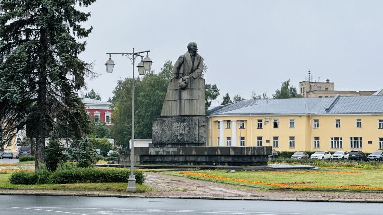 Памятник В. И. Ленину
