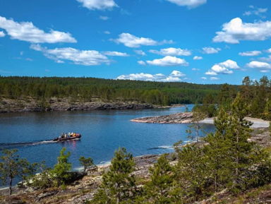 Водная прогулка по Ладожским шхерам на арктической лодке – групповая экскурсия